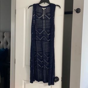 Long, sleeveless cardigan. Navy blue.
